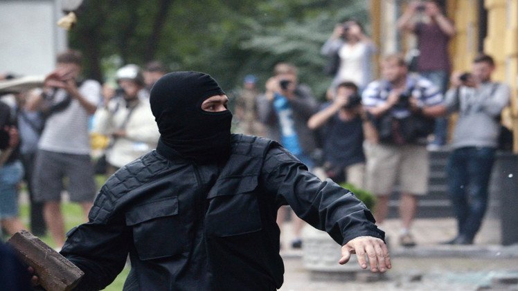 المتظاهرون يتفرقون من أمام القنصلية الروسية في كييف (فيديو)  