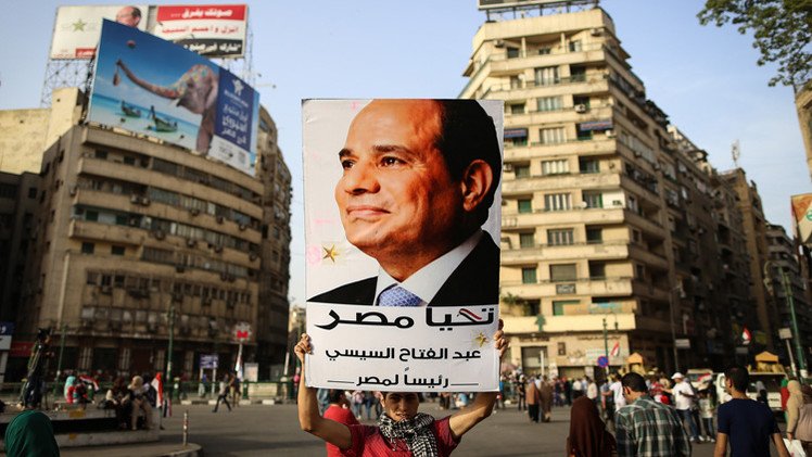 مصريون يسيرون على خطى السيسي ويتبرعون بنصف رواتبهم لصالح مصر