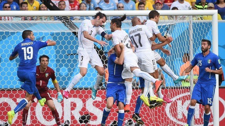 الأوروغواي تبلغ ثمن نهائي مونديال 2014 وتحجز تذكرة العودة لإيطاليا إلى ديارها