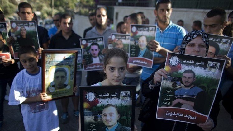 أسرى فلسطينيون يعلقون إضرابهم عن الطعام
