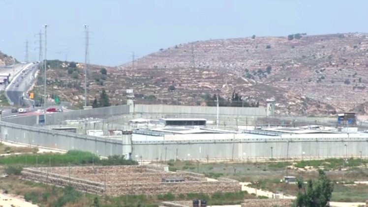 الأسرى الفلسطينيون يعلقون إضرابهم عن الطعام بعد اتفاق مع مصلحة السجون الإسرائيلية