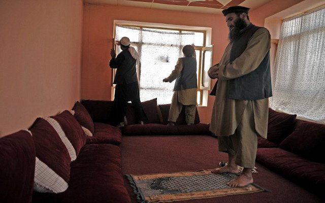 الخارجية الأفغانية تطالب بنقل المعتقلين الأفغان المفرج عنهم من سجن غوانتانامو إلى كابل