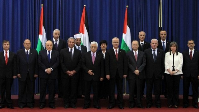 الحكومة الفلسطينية بقيادة الحمد الله تؤدي اليمين أمام الرئيس عباس