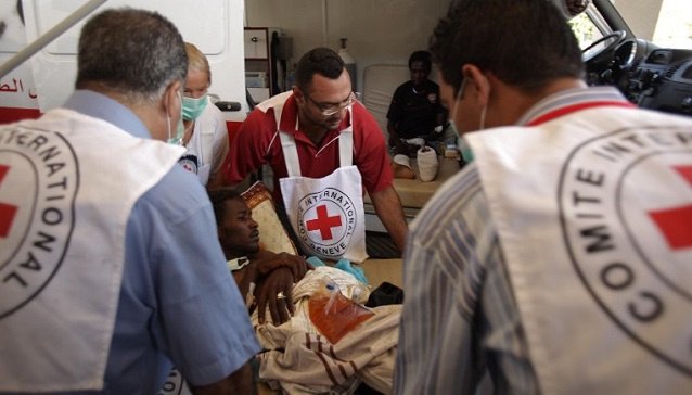 بعد مقتل أحد موظفيه.. الصليب الأحمر يلوح بتعليق أنشطته في ليبيا