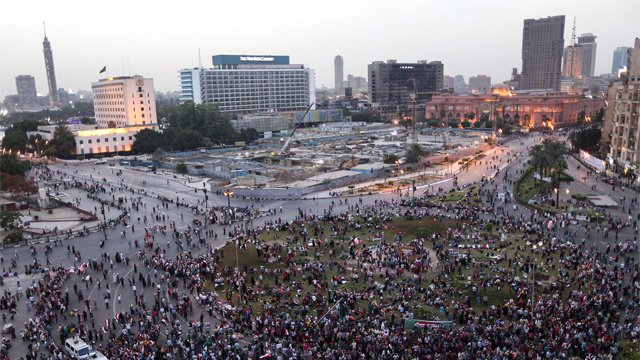 في تكرار للواقعة المؤسفة..التحرش بفتاة وتعريتها من ملابسها بالكامل في ميدان التحرير (فيديو)