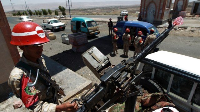 موقع إخباري: مقتل 4 جنود وجرح 7 في هجوم انتحاري جنوب اليمن