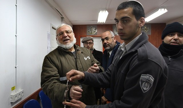 مقتل شاب فلسطيني برصاص إسرائيلي ونتانياهو يطلب مساعدة عباس للإفراج عن المخطوفين (فيديو)