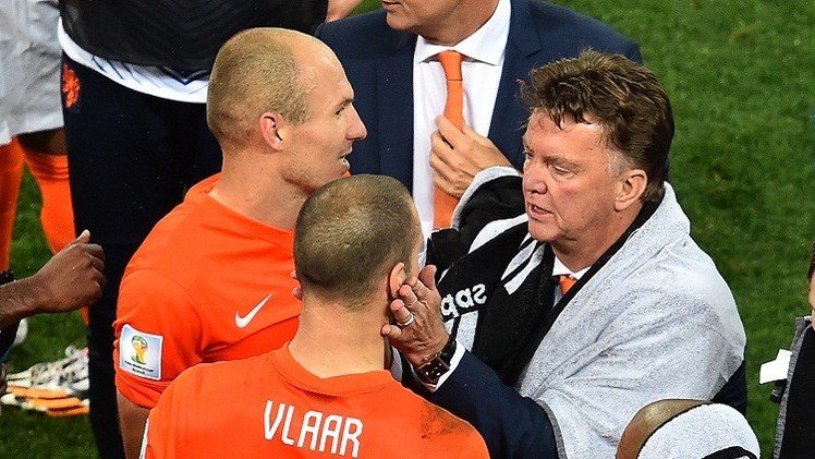 فان غال: طلبت من لاعبين اثنين تنفيذ ركلة الترجيح الأولى ورفضا