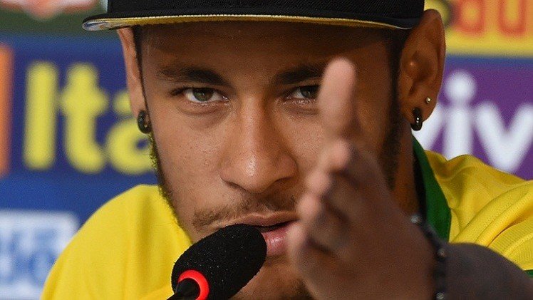 نيمار يدافع عن مدرب  المنتخب البرازيلي سكولاري 