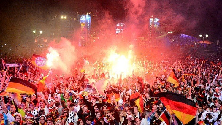شاهد فرحة برلين بكأس العالم الرابعة وحسرة الأرجنتينيين