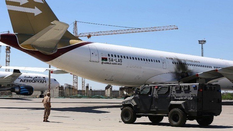 استئناف المعارك قرب مطار طرابلس رغم إعلان وقف اطلاق النار