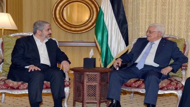 محمود عباس يلتقي خالد مشعل لبحث سبل وقف العدوان الإسرائيلي على غزة
