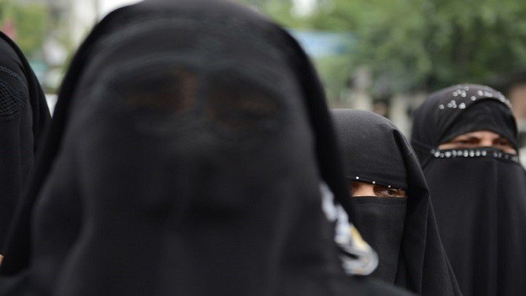 تنظيم "الدولة الإسلامية" يمنع الكعب العالي وكشف العيون