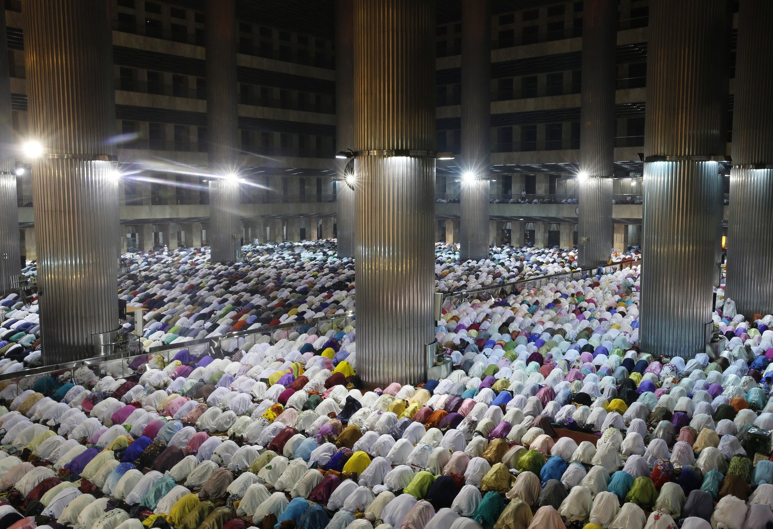 المسلمون في جاكرتا بانتظار أول أيام شهر رمضان المبارك يوم 28 يونيو عام 2014