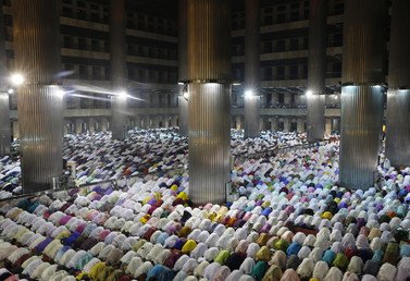 المسلمون في جاكرتا بانتظار أول أيام شهر رمضان المبارك يوم 28 يونيو عام 2014