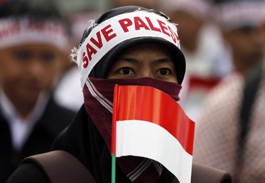  عبارة "انقذوا فلسطين" في احتجاجات العاصمة الإندونيسية جاكارتا