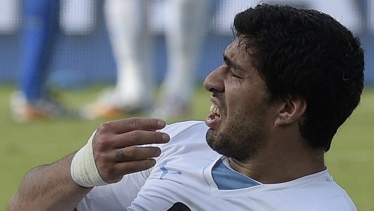 عقد سواريز مع برشلونة لا يحمي اللاعبين المنافسين من "العض"