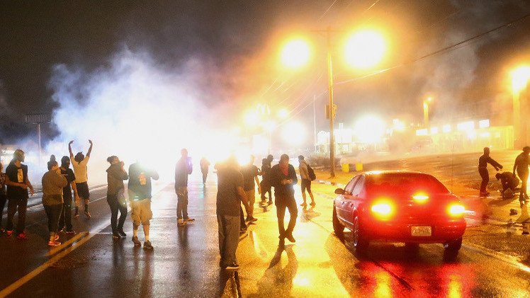 فيرغسون الأمريكية.. الشرطة تفرق محتجين انتهكوا حظر التجول (فيديو)