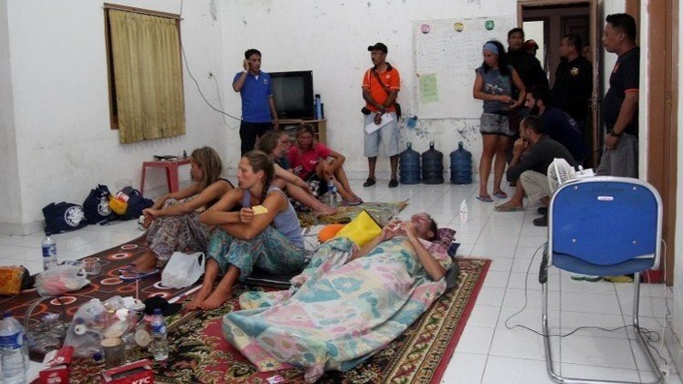 العثور على 13 شخصا كانوا في عداد المفقودين بعد غرق قارب سياح في إندونيسيا