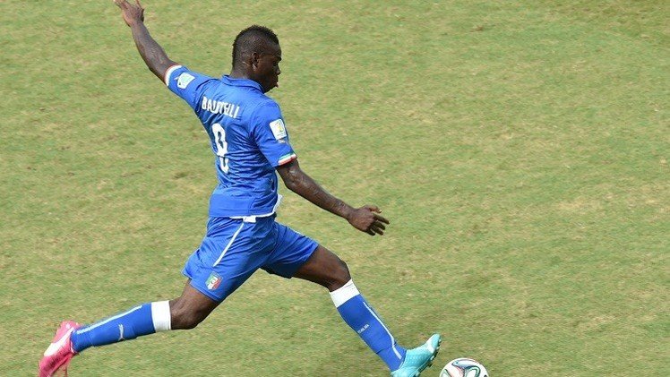 بالوتيلي يغادر ميلان إلى ليفربول على سبيل الإعارة