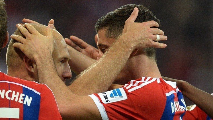 بايرن ميونيخ يبدأ حملة الدفاع عن لقبه بفوز صعب على فولفسبورغ 2-1