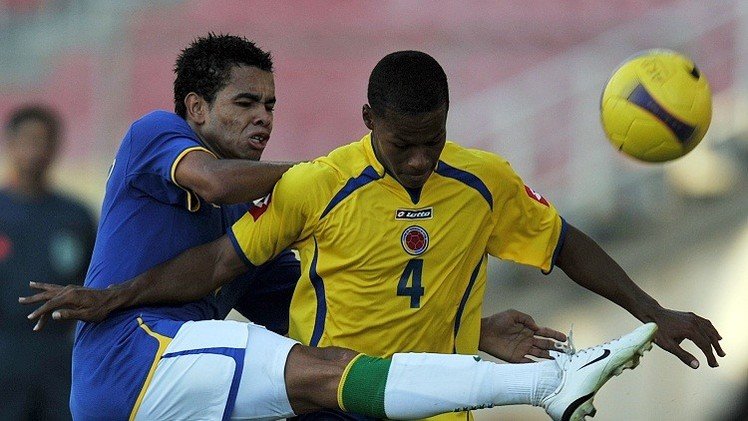الميركاتو البرازيلي يقف عائقا أمام ضم برشلونة لظهير ساو بالو دوغلاس بيريرا 