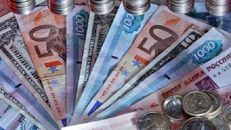 الروبل يتراجع أمام الدولار إلى أدنى مستوياته منذ أذار الماضي