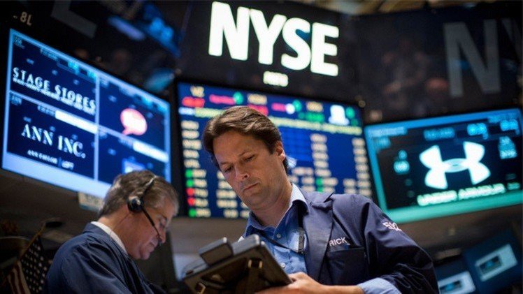 المؤشرات الأمريكية تنخفض مع تصاعد توترات أوكرانيا 