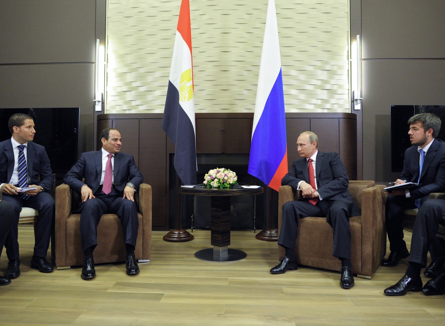 الرئيس الروسي بوتين والرئيس المصري السيسي أثناء اللقاء في المقر الرئاسي "بوتشاروف روتشي" 12 أغسطس/آب
