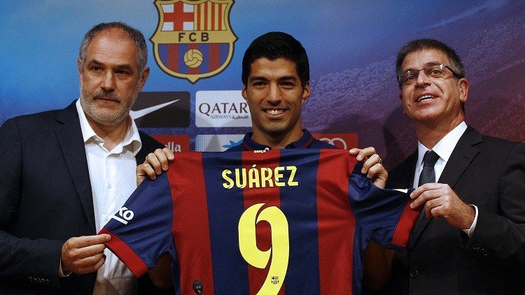لويس سواريز بين نائب رئيس نادي برشلونة خوردي ميستري وأندونى زوبيزاريتا المدير الرياضى
