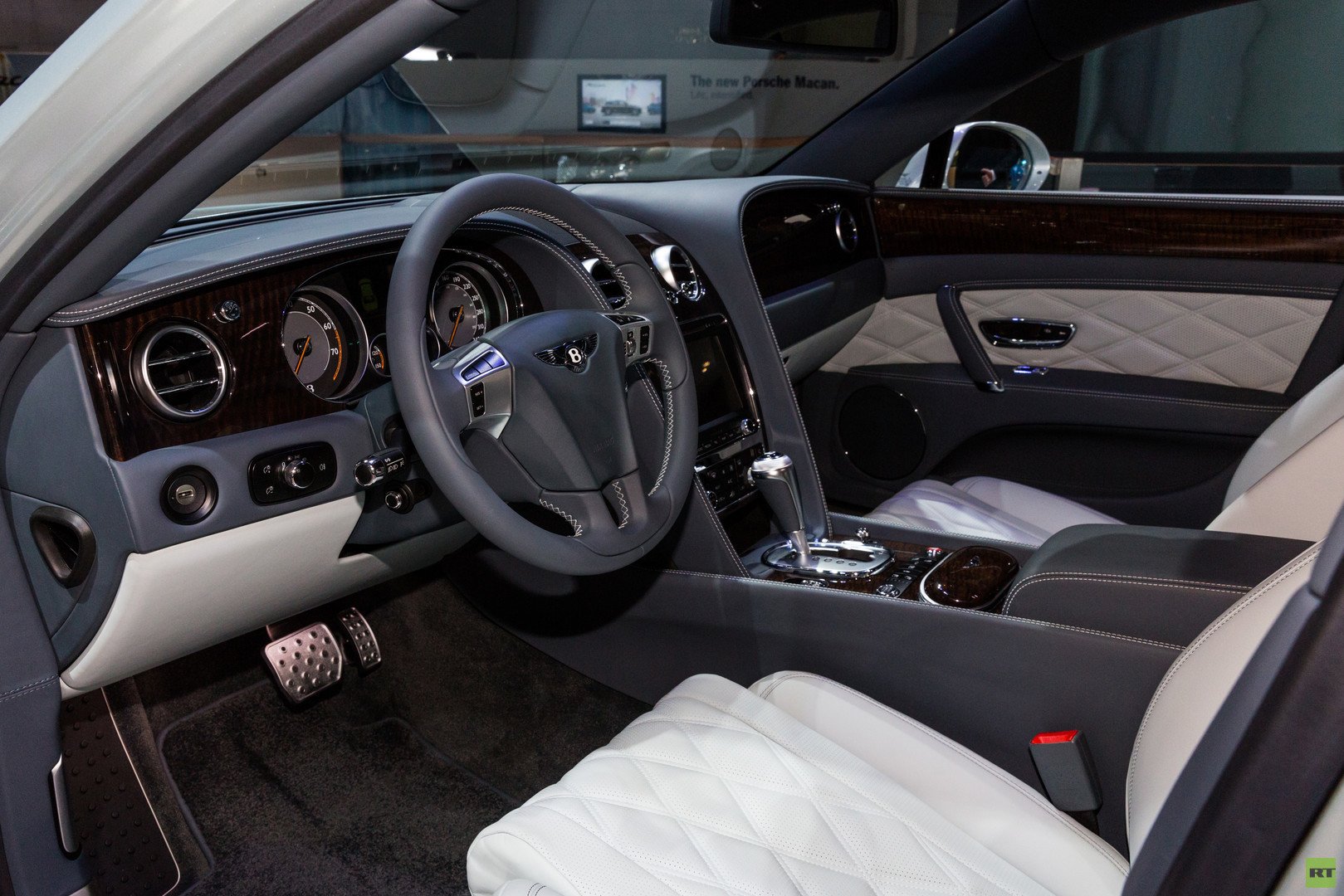 سيارة صالون BENTLEY FLYING SPUR V8  