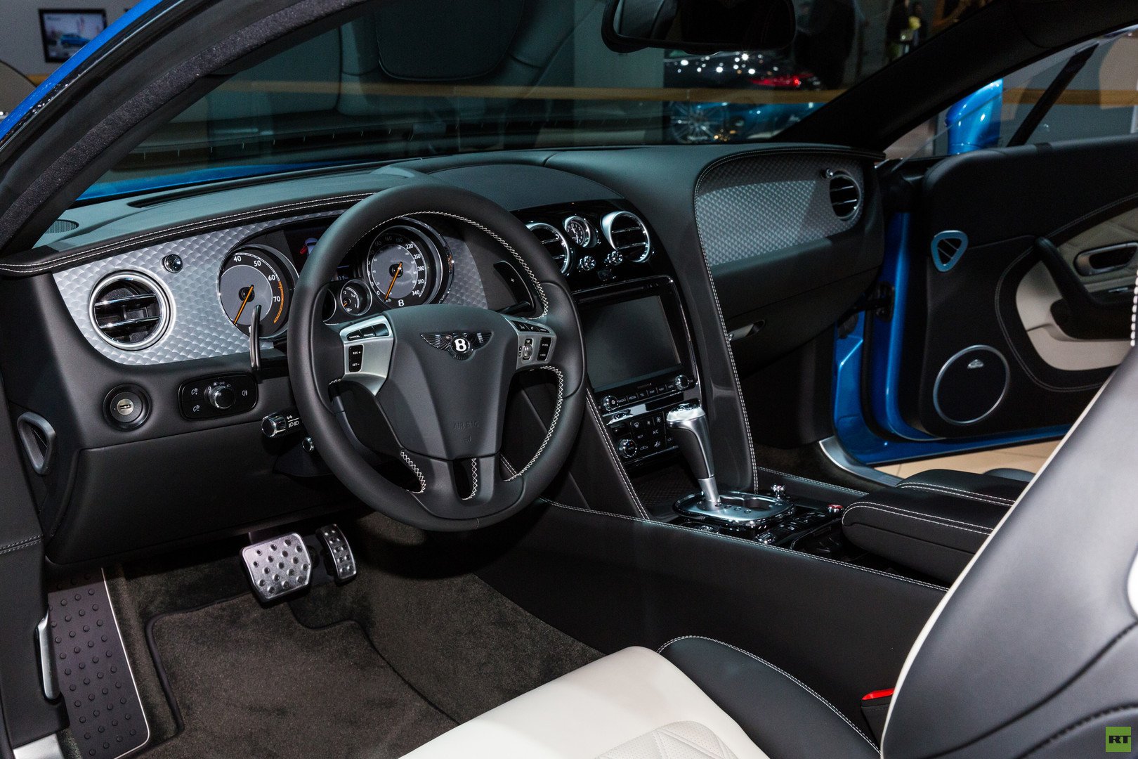 سيارة صالون BENTLEY  GTV8S 