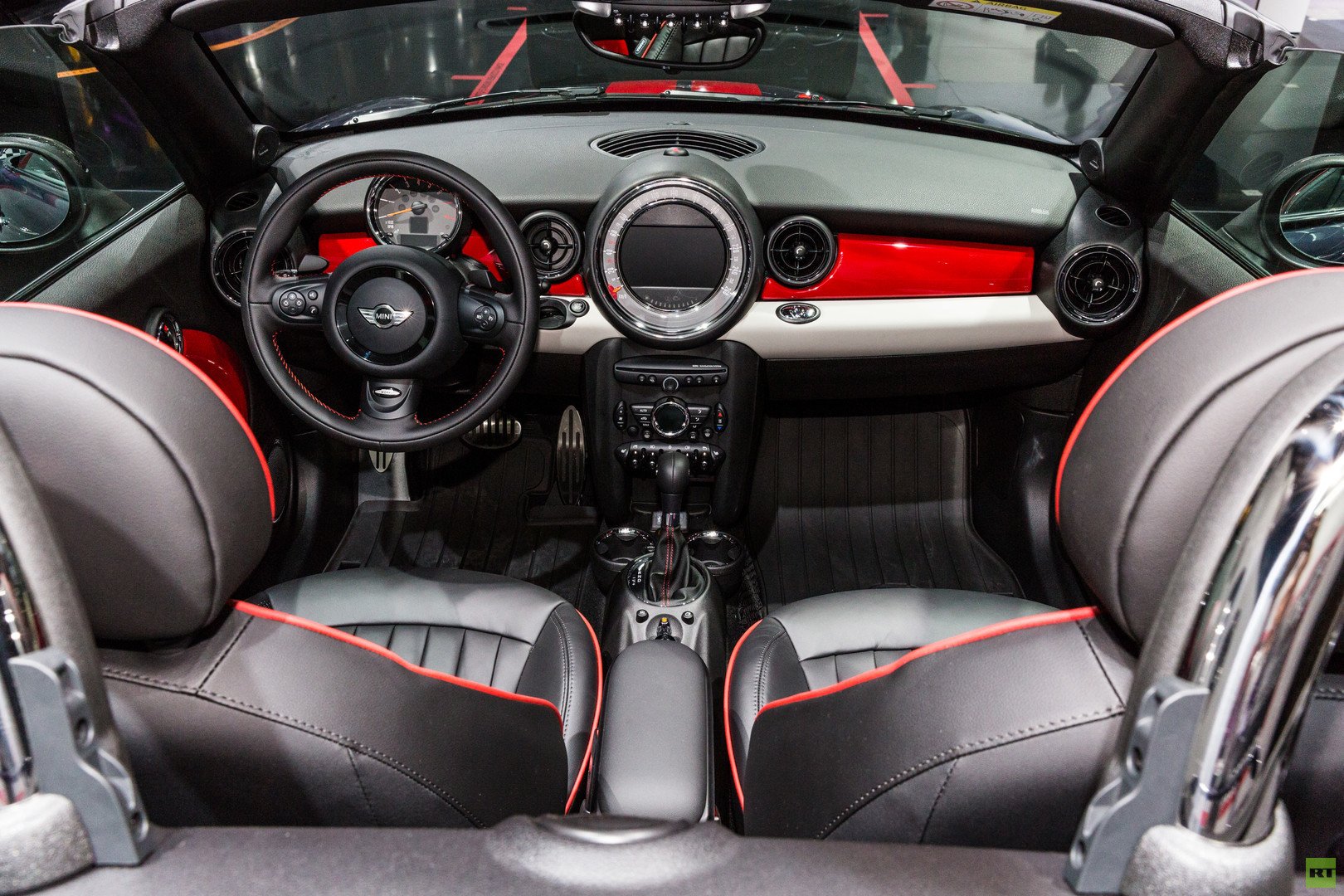 MINI JOHN COOPER WORCS ROADSTER صالون سيارة 