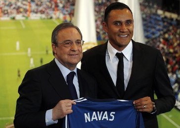 الحارس الكوستاريكي كيلور نافاس بقميص ريال مدريد رقم 13