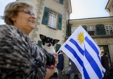 الجماهير تحيط بـ لويس سواريز