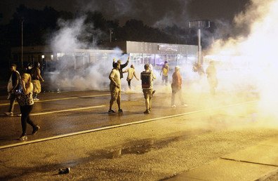 المتظاهرون يواصلون الاحتجاجات على مقتل مايكل براون، 17 أغسطس/آب