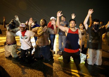 متظاهرون يرفعون أيديهم ردا على قنابل الغاز مرددين"ايدينا لأعلى لا تطلقوا النيران"، 17 أغسطس/آب