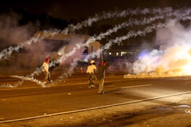 المتظاهرون يواصلون الاحتجاجات على مقتل مايكل براون، 17 أغسطس/آب