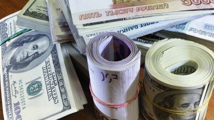 الروبل يترقب قرار تطبيق العقوبات الإضافية ضد روسيا
