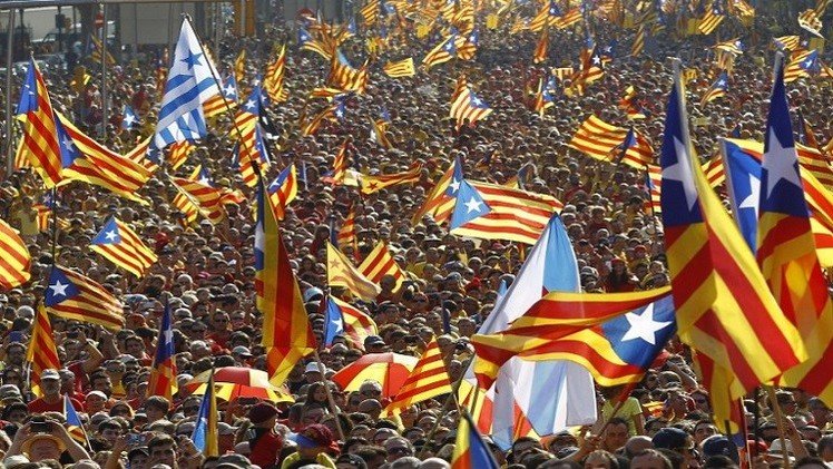 آلاف المتظاهرين في برشلونة للمطالبة بانفصال كتالونيا (فيديو)