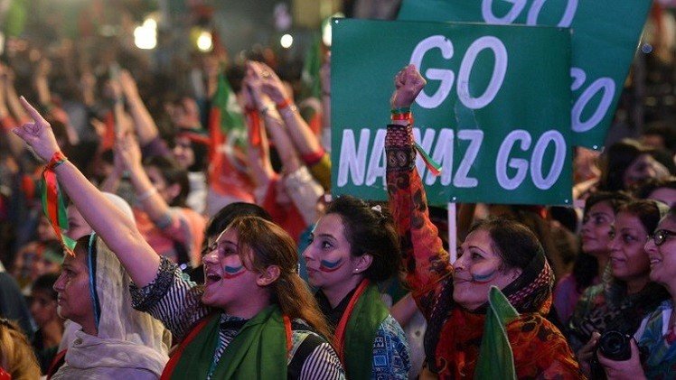 محكمة باكستانية تسجن 100 من نشطاء المعارضة والمواجهات مستمرة بين المحتجين والشرطة