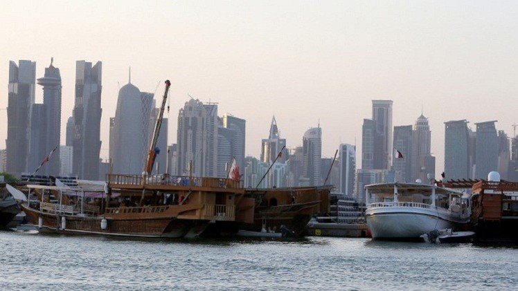 مسؤول بالفيفا يلمح إلى عدم استضافة قطر مونديال 2022