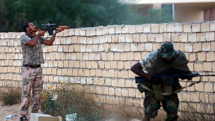 مصادر: 180 قتيلا في قصف مدفعي على قوات موالية للحكومة الليبية 