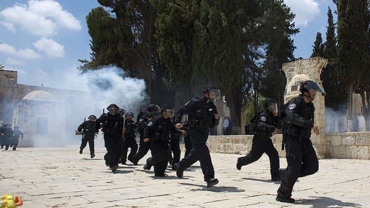 إصابة عشرات المصلين في اقتحام الأمن الإسرائيلي للمسجد الأقصى