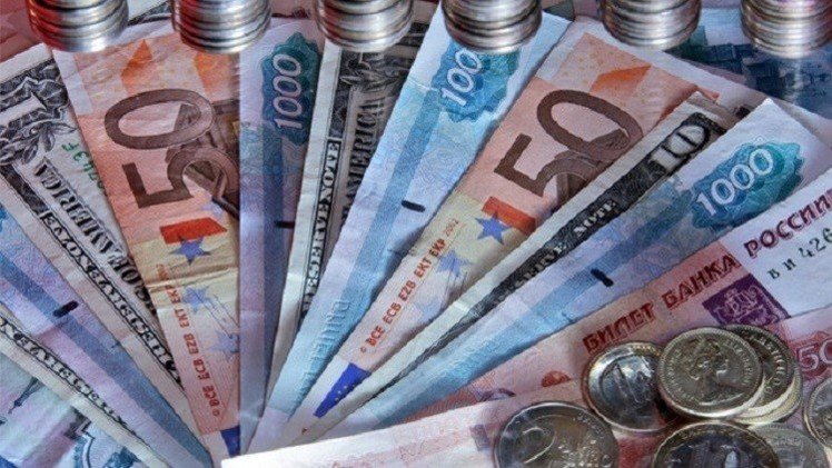 الروبل ينخفض بعد تأجيل البت في إلغاء العقوبات ضد روسيا 