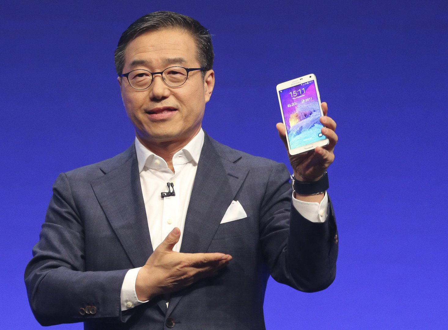 رئيس شركة سامسونغ دي جي لي يستعرض جهاز Samsung Galaxy Note 4