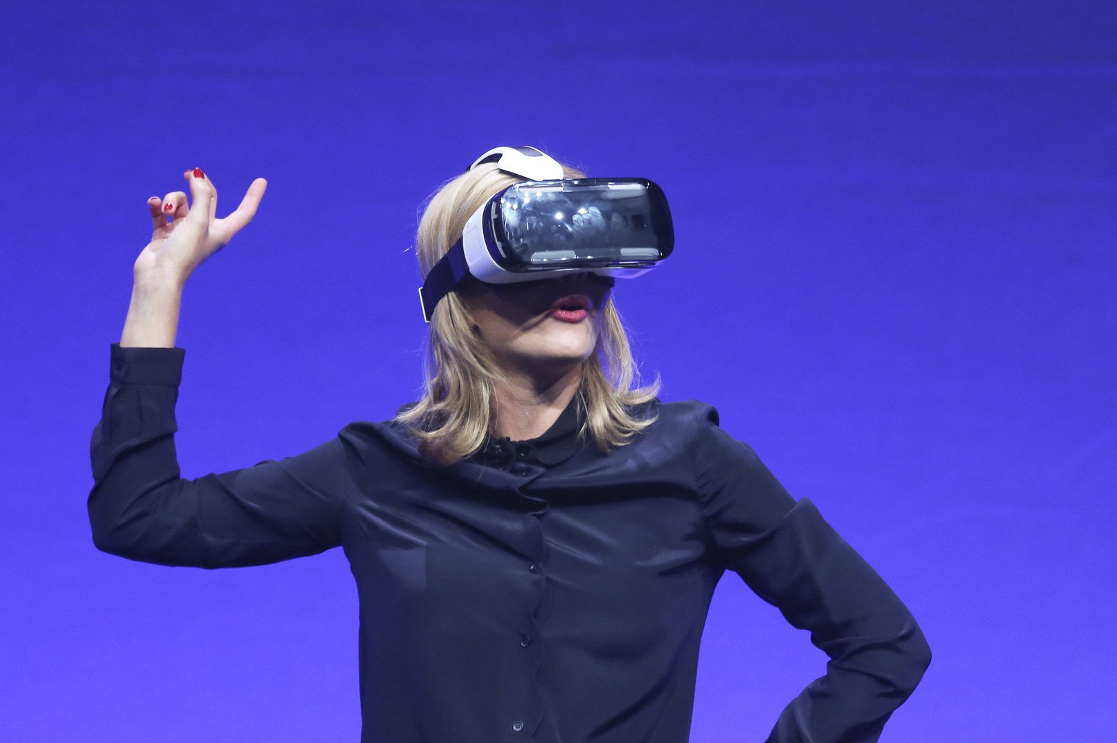 مقدمة البرامج التلفزيونية راشيل رايلي تجرب الخوذة الافتراضية Samsung Gear VR