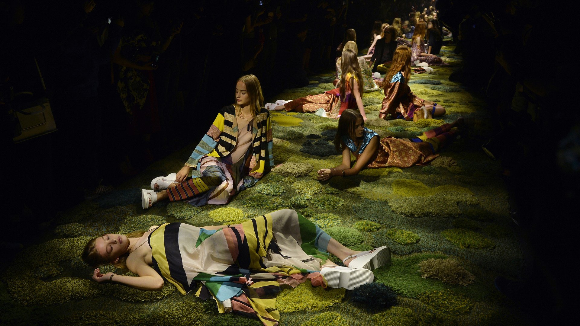 ‎عارضات يقدمن مجموعة المصمم البلجيكي Dries Van Noten خلال ربيع وصيف 2015.