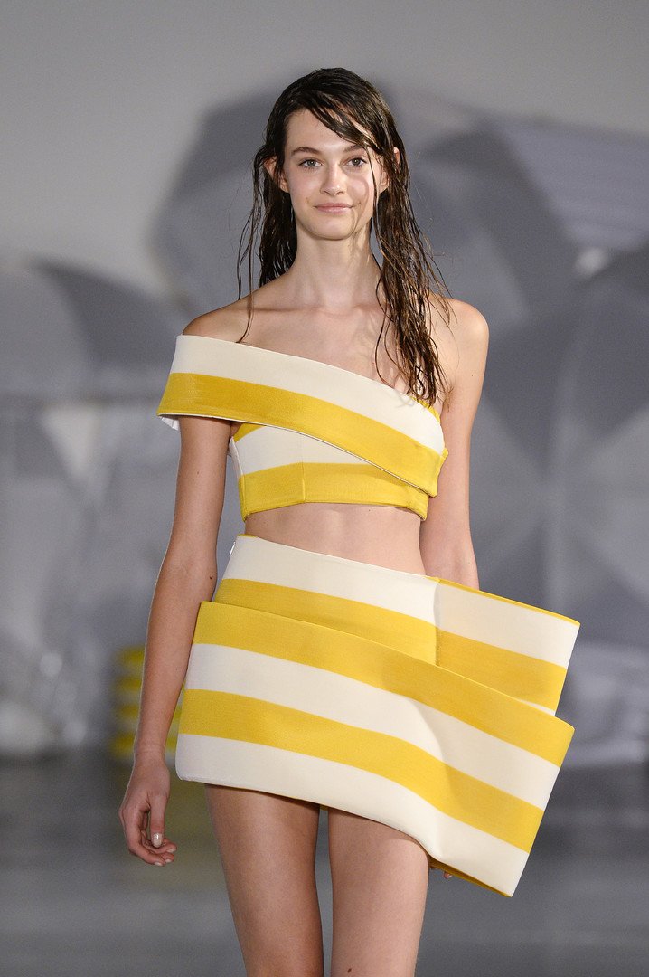 ‎ عارضة أزياء تقدم مجموعة Jacquemus خلال ربيع وصيف 2015.