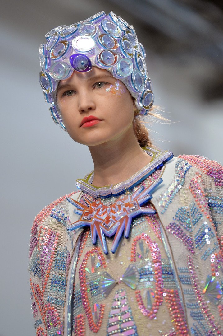 ‎ عارضة تقدم مجموعة Manish Arora خلال ربيع وصيف 2015.